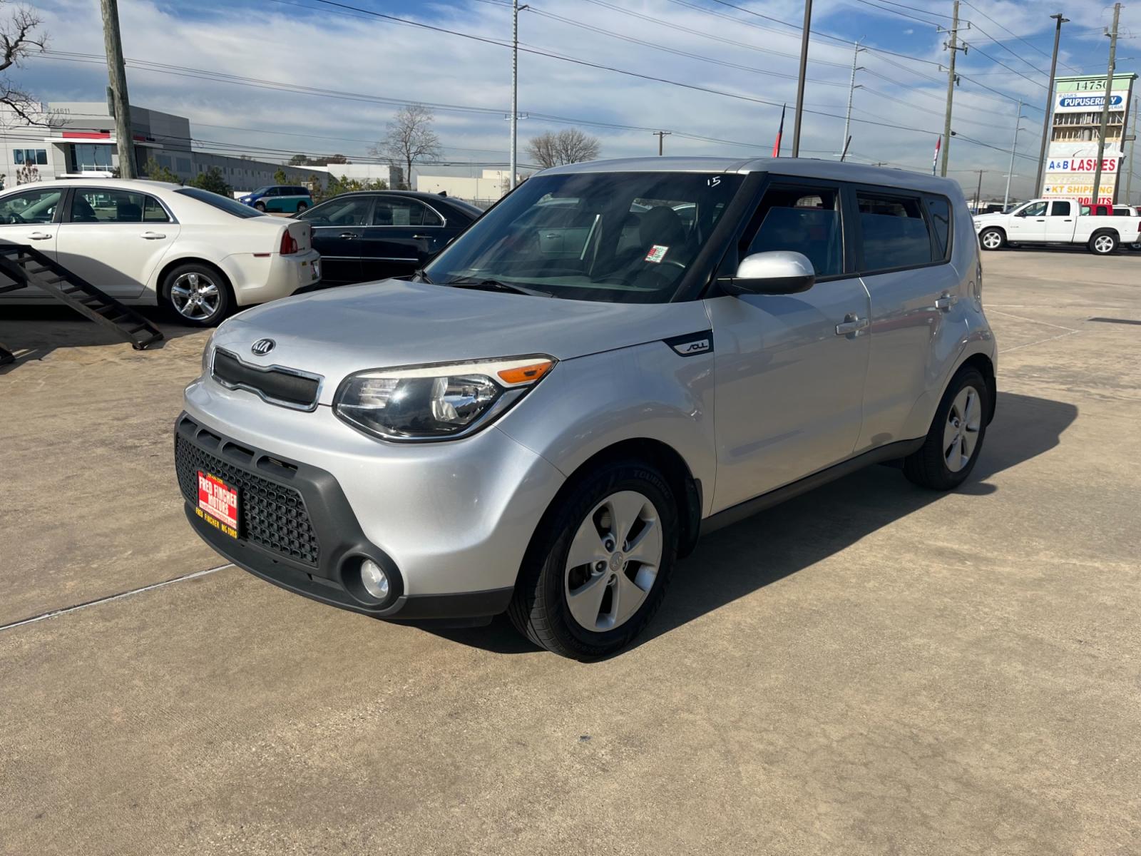 2015 SILVER /black Kia Soul Base (KNDJN2A20F7) with an 1.6L L4 DOHC 16V engine, Automatic transmission, located at 14700 Tomball Parkway 249, Houston, TX, 77086, (281) 444-2200, 29.928619, -95.504074 - Photo #2
